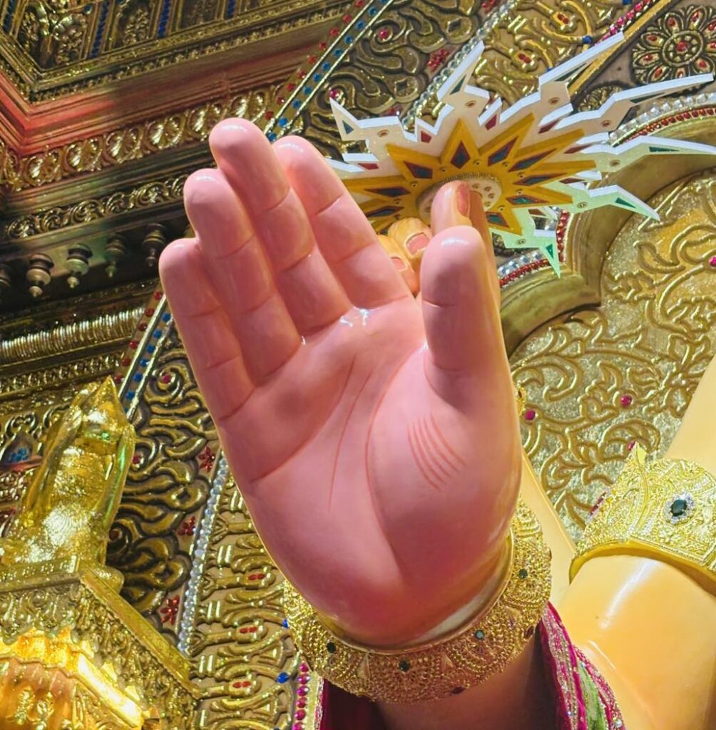 Lalbaugcha Raja Feet touch I Charan Sparsh
